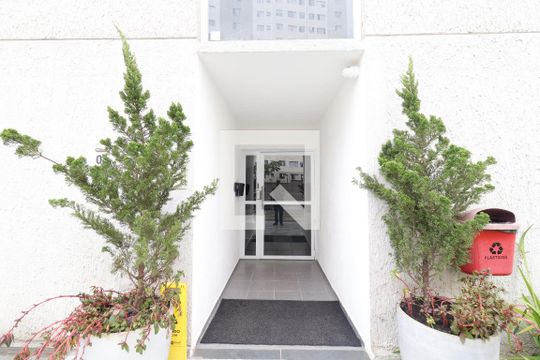 Fachada da entrada de apartamento para alugar com 2 quartos, 48m² em Usina Piratininga, São Paulo