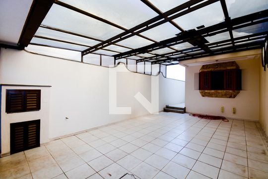 Garagem de casa à venda com 3 quartos, 138m² em Gopouva, Guarulhos