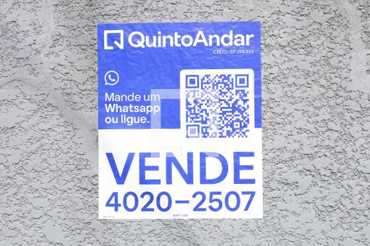 Placa GRANDE instalada na fachada do condomínio, dia 10.10.2026 - Código das placa: KYET-226 de apartamento à venda com 2 quartos, 50m² em Vila Carmosina, São Paulo