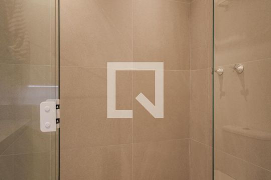 Banheiro de apartamento para alugar com 1 quarto, 44m² em Passo D’areia, Porto Alegre