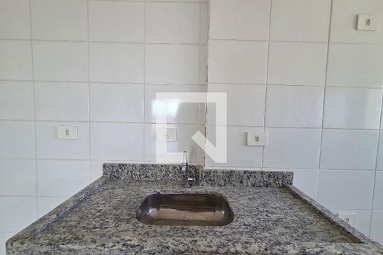 Cozinha de apartamento para alugar com 2 quartos, 46m² em Parque Sao Vicente, São Vicente