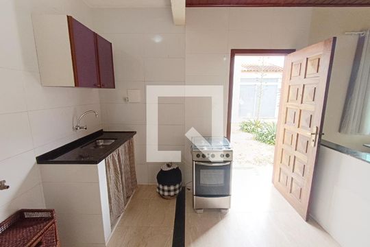 COZINHA de casa de condomínio para alugar com 1 quarto, 40m² em Jardim Bela Vista, Rio das Ostras