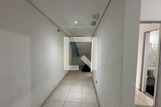 Quarto de casa para alugar com 1 quarto, 40m² em Vila do Conde, Barueri
