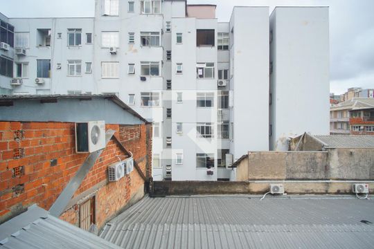 Vista Quarto 2   de apartamento para alugar com 3 quartos, 82m² em Floresta, Porto Alegre