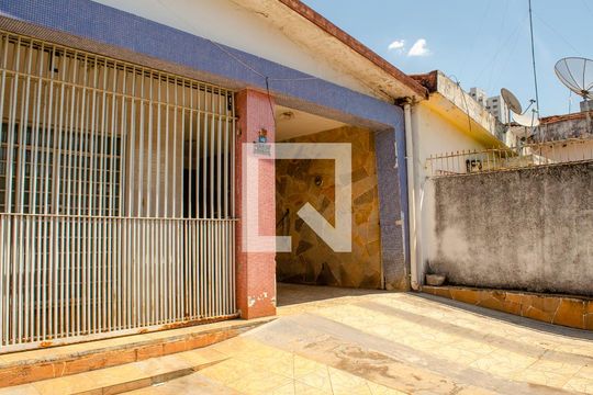 Garagem de casa para alugar com 3 quartos, 380m² em Setor Central, Goiânia