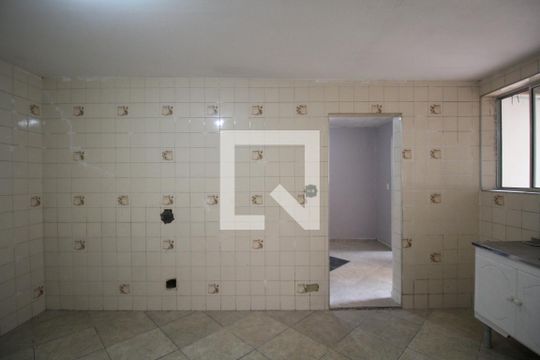 Cozinha de casa para alugar com 2 quartos, 50m² em Jardim Campo Limpo, São Paulo