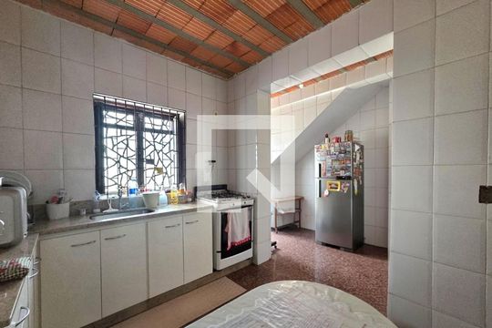 Casa à venda com 6 quartos, 200m² em Nova Gameleira, Belo Horizonte