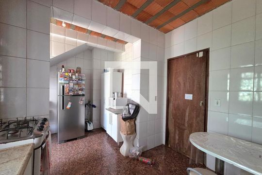 Casa à venda com 6 quartos, 200m² em Nova Gameleira, Belo Horizonte