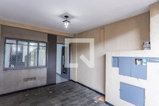 Garagem de casa para alugar com 3 quartos, 210m² em Jardim Santo Elias, São Paulo