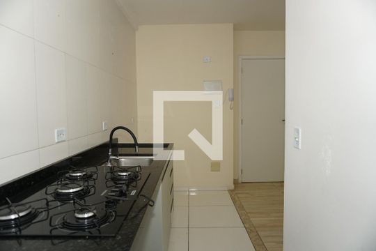 Cozinha de apartamento para alugar com 2 quartos, 50m² em Jardim Elizabete, Embu das Artes