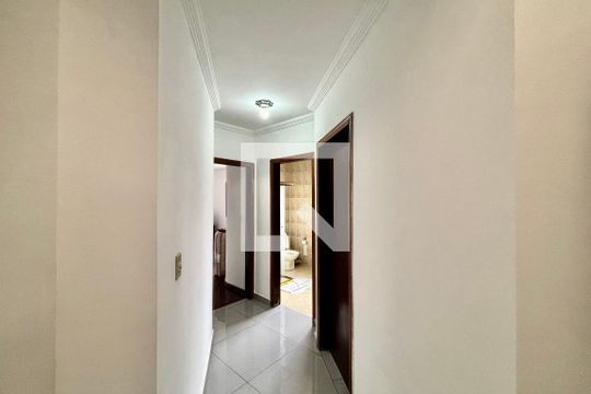 Corredor de casa para alugar com 3 quartos, 140m² em Vila Nhocuné, São Paulo