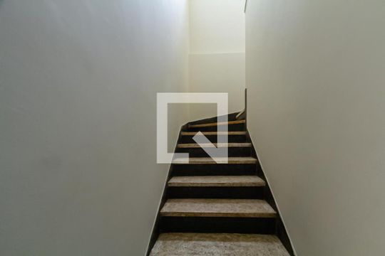 Escada de casa para alugar com 3 quartos, 227m² em Jardim Silvina, São Bernardo do Campo