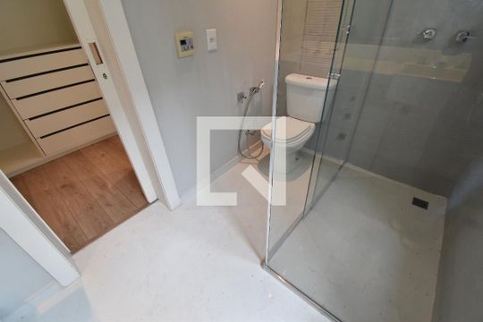 Banheiro Suíte 4 de casa de condomínio à venda com 4 quartos, 411m² em Campo Comprido, Curitiba
