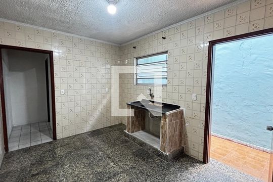 Cozinha de casa para alugar com 1 quarto, 30m² em Condomínio Maracanã, Santo André
