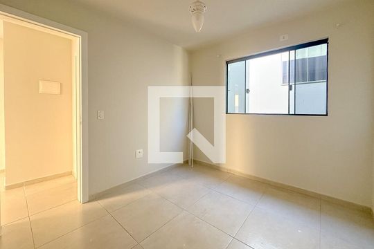 Quarto  de apartamento para alugar com 1 quarto, 30m² em São João do Rio Vermelho, Florianópolis