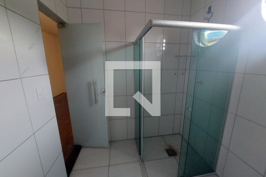 banheiro 2 de casa para alugar com 3 quartos, 120m² em Califórnia, Belo Horizonte