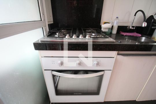 Cozinha de apartamento para alugar com 2 quartos, 52m² em Jardim Henriqueta, Taboão da Serra