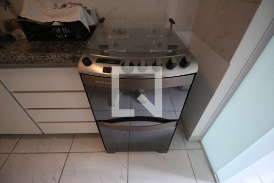 Cozinha de apartamento para alugar com 2 quartos, 72m² em Jardim Maria Rosa, Taboão da Serra