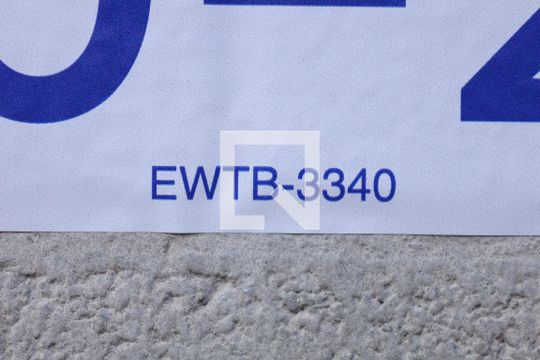 Placa GRANDE instalada na fachada do condomínio, dia 16.10.2026 - Código da placa: EWTB-3340 de apartamento para alugar com 1 quarto, 34m² em Jardim Robru, São Paulo