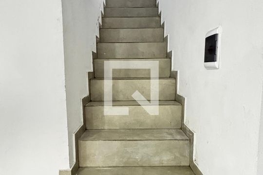 Escada de casa para alugar com 2 quartos, 50m² em Jardim do Estádio, Santo André