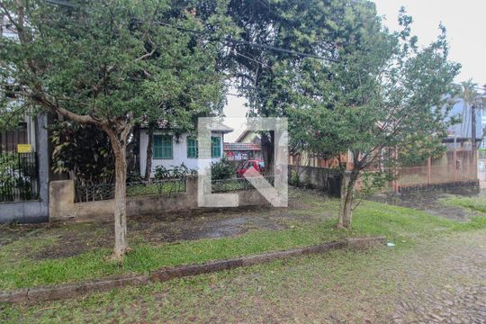 Fachada de casa à venda com 3 quartos, 75m² em Teresópolis, Porto Alegre