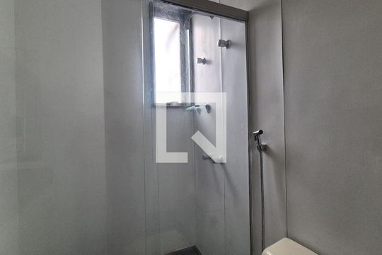 Banheiro  de kitnet/studio para alugar com 1 quarto, 60m² em Lourdes, Belo Horizonte