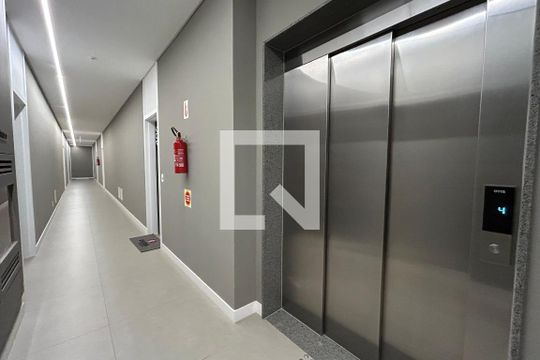 Elevador  de kitnet/studio para alugar com 1 quarto, 35m² em Pantanal, Florianópolis