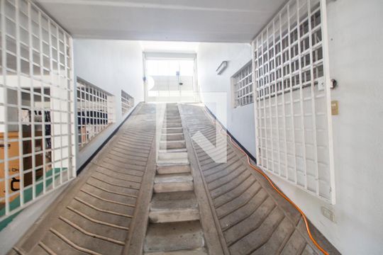 Escada de casa para alugar com 1 quarto, 58m² em Jardim dos Camargos, Barueri