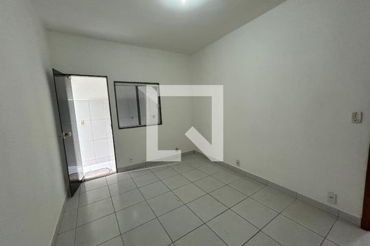 Quarto de casa para alugar com 1 quarto, 45m² em Bento Ribeiro, Rio de Janeiro