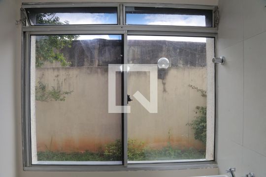 Janela da área de serviço de apartamento para alugar com 2 quartos, 39m² em Guaianases, São Paulo