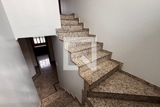 Escada  de casa de condomínio para alugar com 5 quartos, 600m² em Jardim Paulista, Barueri