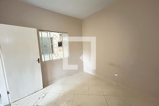Quarto 1 de casa para alugar com 2 quartos, 60m² em Guadalupe, Rio de Janeiro