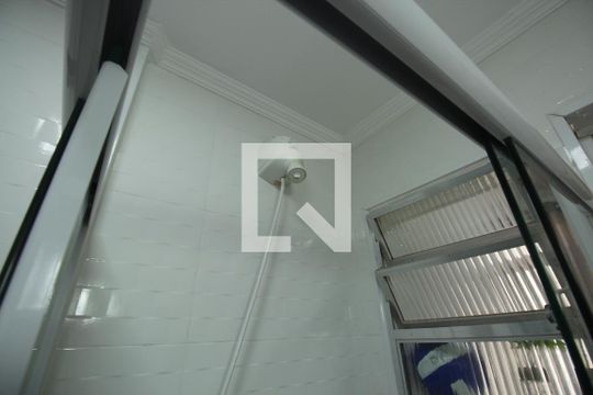 Banheiro de kitnet/studio para alugar com 1 quarto, 41m² em Embaré, Santos