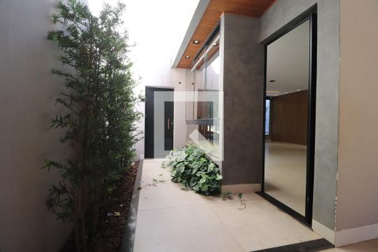Jardim de casa para alugar com 3 quartos, 200m² em Brasil, Uberlândia