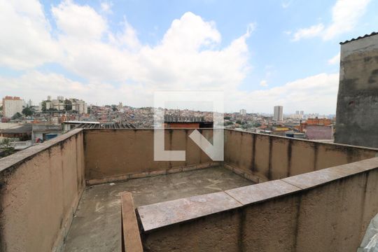 Área externa de casa para alugar com 2 quartos, 70m² em Jardim Tango, São Paulo