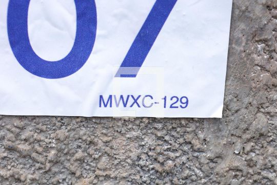Placa GRANDE instalada na fachada do condomínio, dia 20/10/2026 - Código da placa:  MWXC-129 de apartamento à venda com 2 quartos, 44m² em Colônia (zona Leste), São Paulo