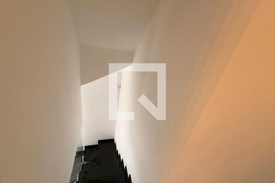 Corredor de casa para alugar com 2 quartos, 108m² em Vila Marieta, São Paulo