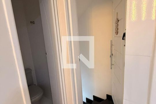 Corredor de casa para alugar com 2 quartos, 108m² em Vila Marieta, São Paulo