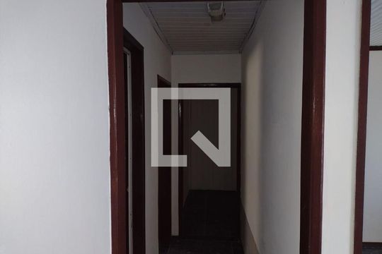 Corredor de casa à venda com 2 quartos, 132m² em Jardim do Salso, Porto Alegre