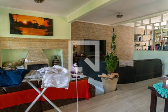 Casa de Condomínio para alugar com 4 quartos, 310m² em Jardim Mirna, Taboão da Serra