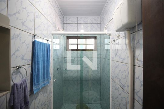 Banheiro de casa para alugar com 3 quartos, 90m² em Costa E Silva, Porto Alegre