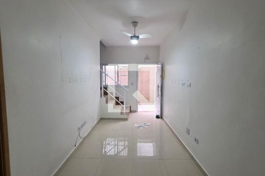 Sala de casa de condomínio para alugar com 2 quartos, 55m² em Vila Assuncao, Praia Grande