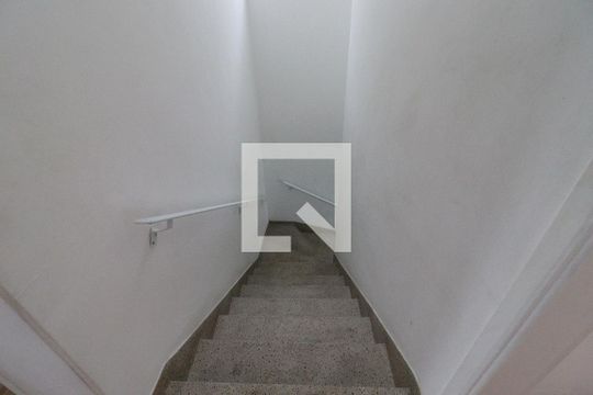 Escada de casa para alugar com 2 quartos, 94m² em Vila Lisboa, São Paulo