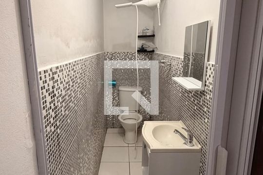 Banheiro de casa para alugar com 1 quarto, 30m² em Vila Marina, São Paulo