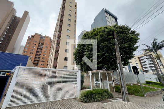 Fachada de apartamento para alugar com 2 quartos, 47m² em Champagnat, Curitiba