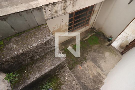 Escada externa de casa para alugar com 2 quartos, 200m² em Vila Helena, Santo André