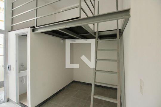 Sala de casa de condomínio para alugar com 1 quarto, 30m² em Vila Mathias, Santos