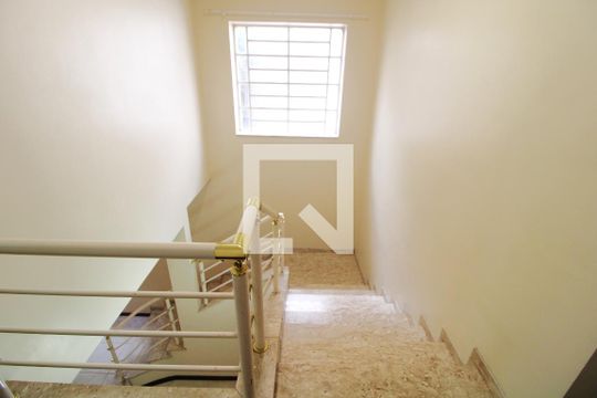 Escada de casa para alugar com 3 quartos, 275m² em Interlagos, São Paulo
