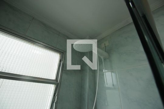 Banheiro de kitnet/studio para alugar com 1 quarto, 47m² em Aparecida, Santos