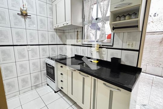 Cozinha de casa de condomínio para alugar com 2 quartos, 70m² em Vila Homero Thon, Santo André